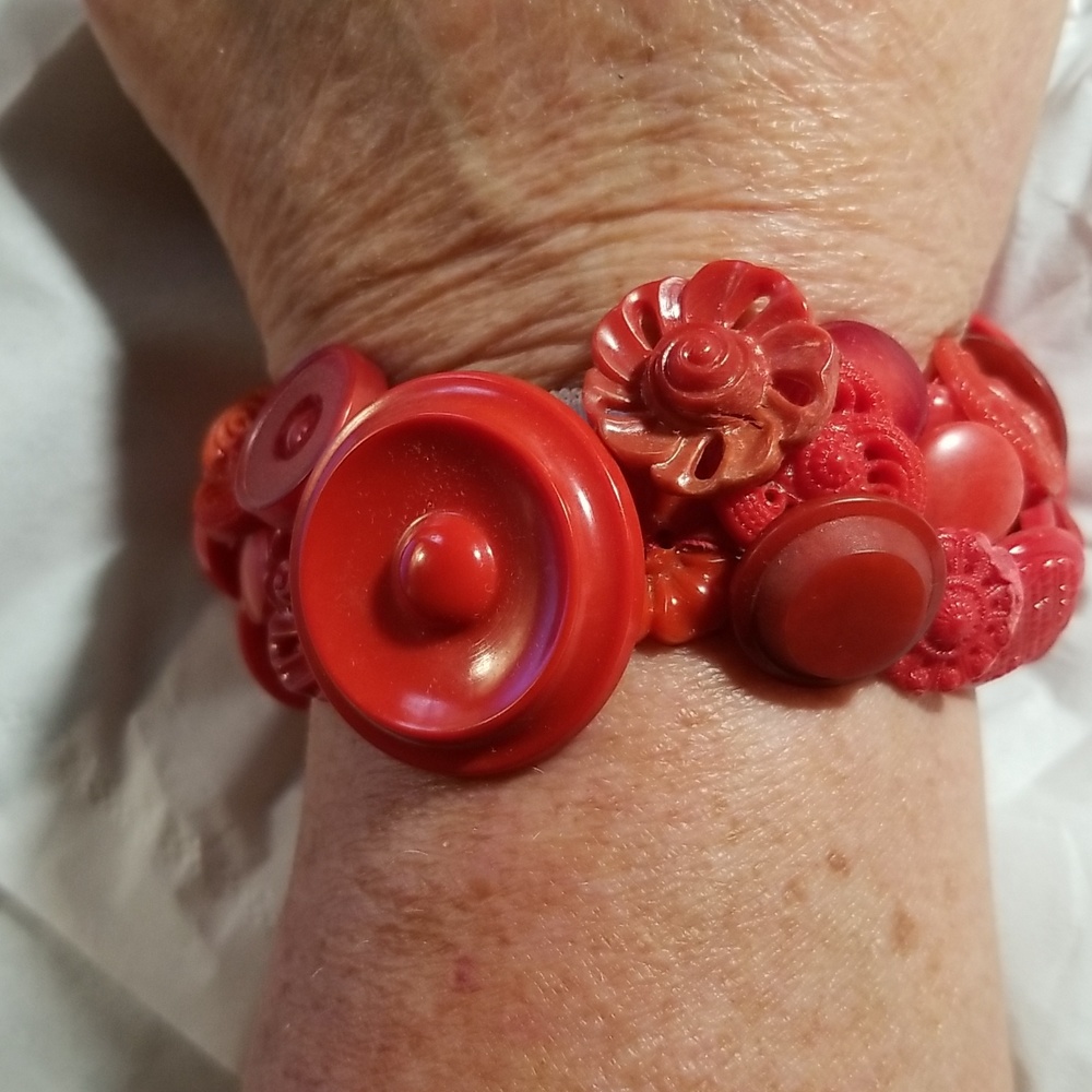 WHIMSICAL VINTAGE RED PLASTIC LUCITE BAKELITE BUTTONS ARTISAN STRETCH BRACELET